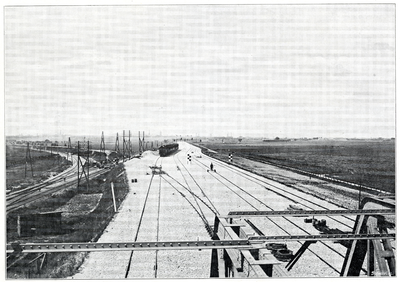 812124 Gezicht op het nieuwe, viersporige tracé tussen Schiedam en Rotterdam, vanaf het seinhuis op de brug over de ...